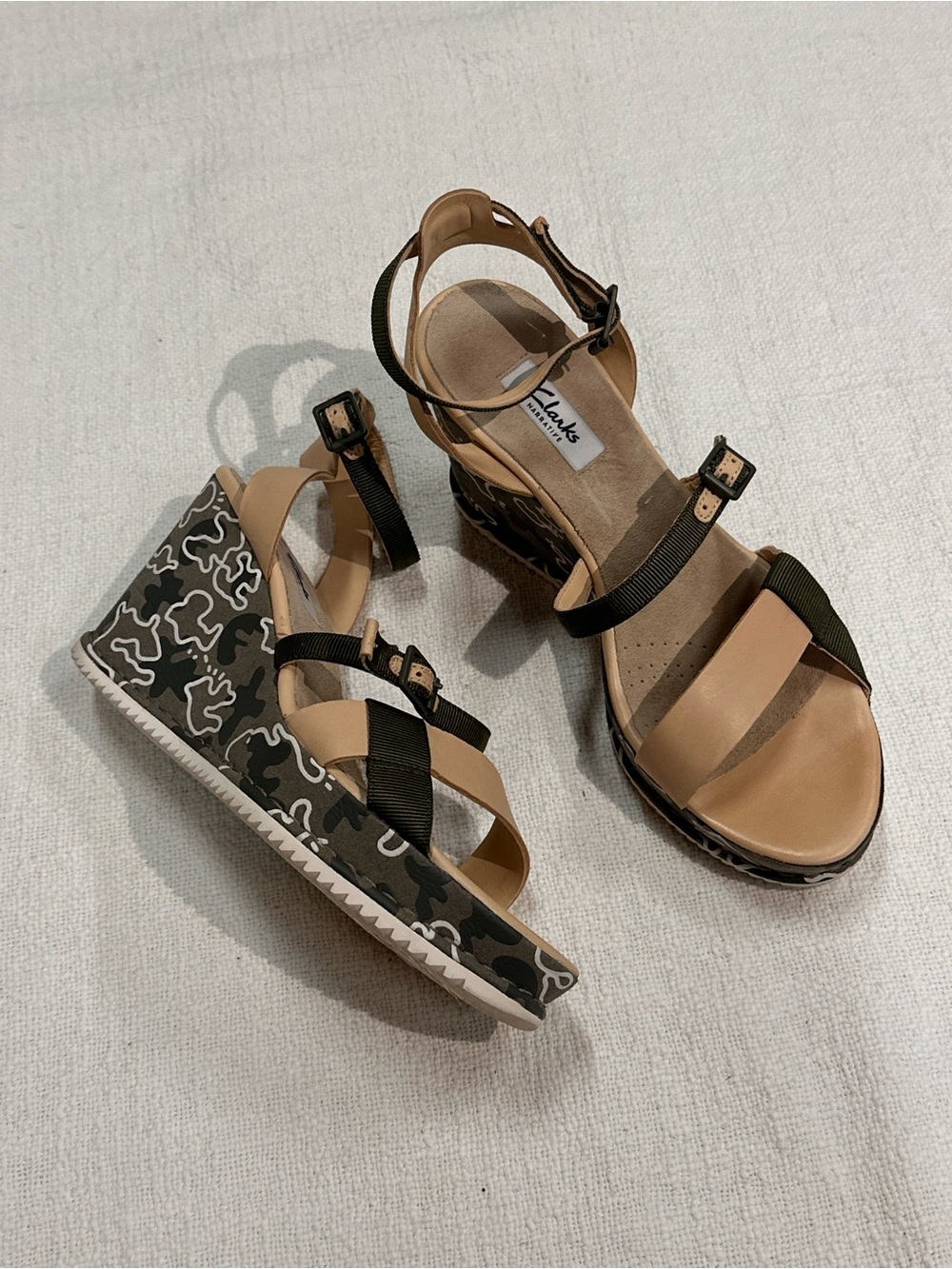 Clarks Narrative Adesha Art Wedge Sandals Tan and Green Camo Size 9